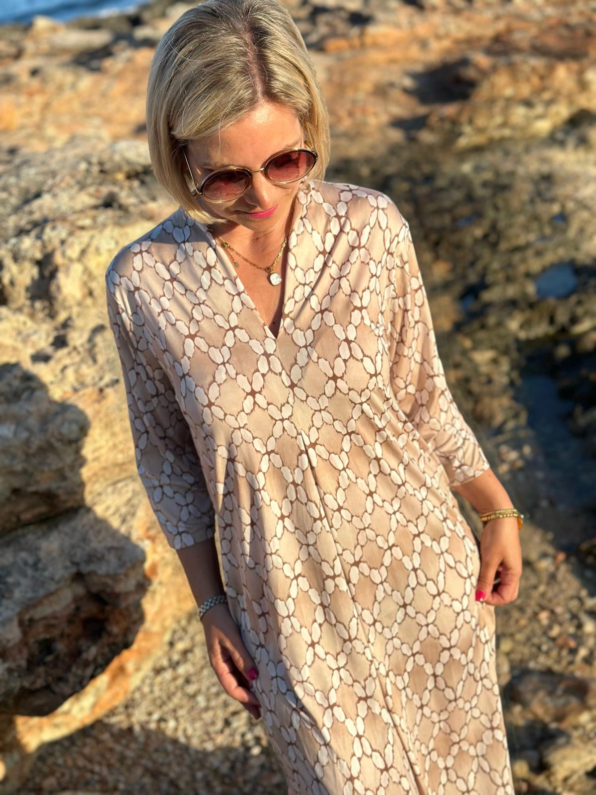 Sommerkleid "Luna" mit grafischem Print & V-Ausschnitt in Beige