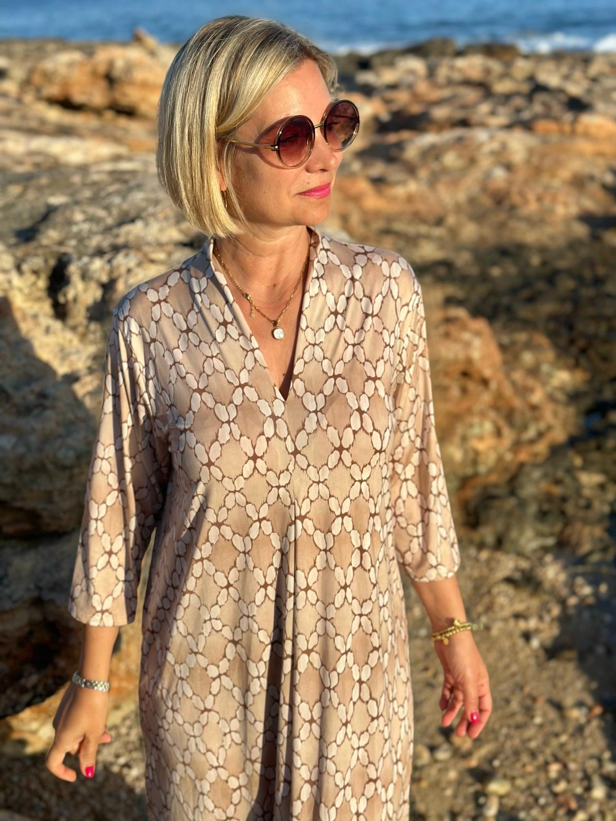 Sommerkleid "Luna" mit grafischem Print & V-Ausschnitt in Beige