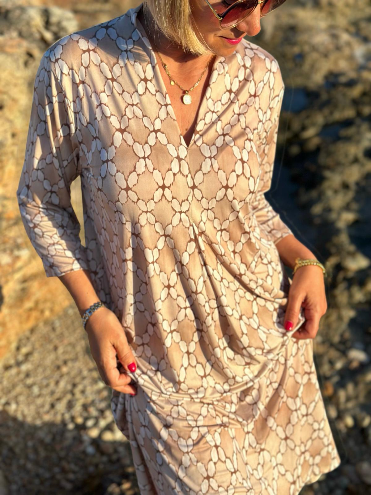 Sommerkleid "Luna" mit grafischem Print & V-Ausschnitt in Beige