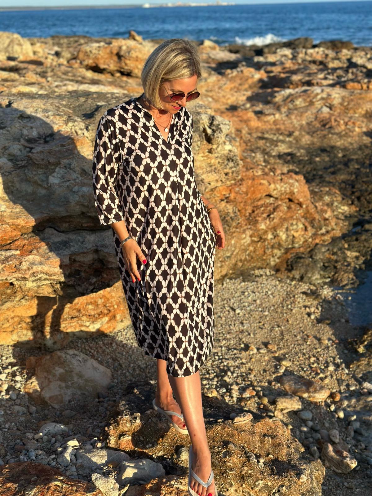 Sommerkleid "Luna" mit grafischem Print & V-Ausschnitt in Schwarz