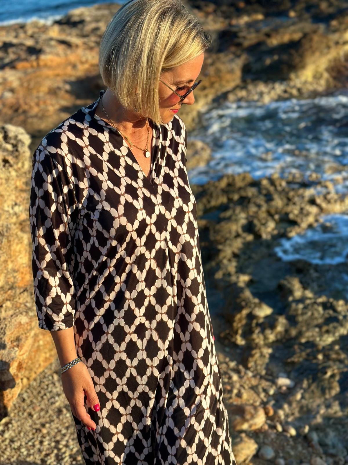 Sommerkleid "Luna" mit grafischem Print & V-Ausschnitt in Schwarz