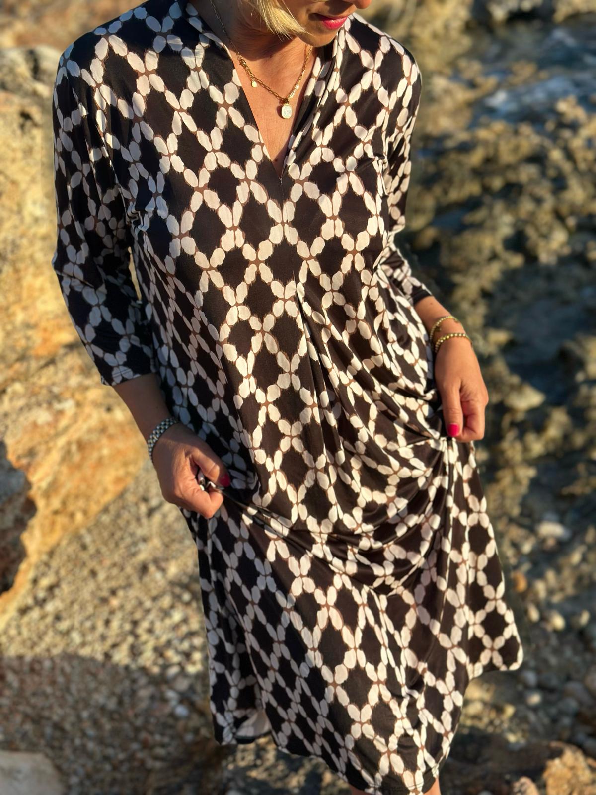 Sommerkleid "Luna" mit grafischem Print & V-Ausschnitt in Schwarz