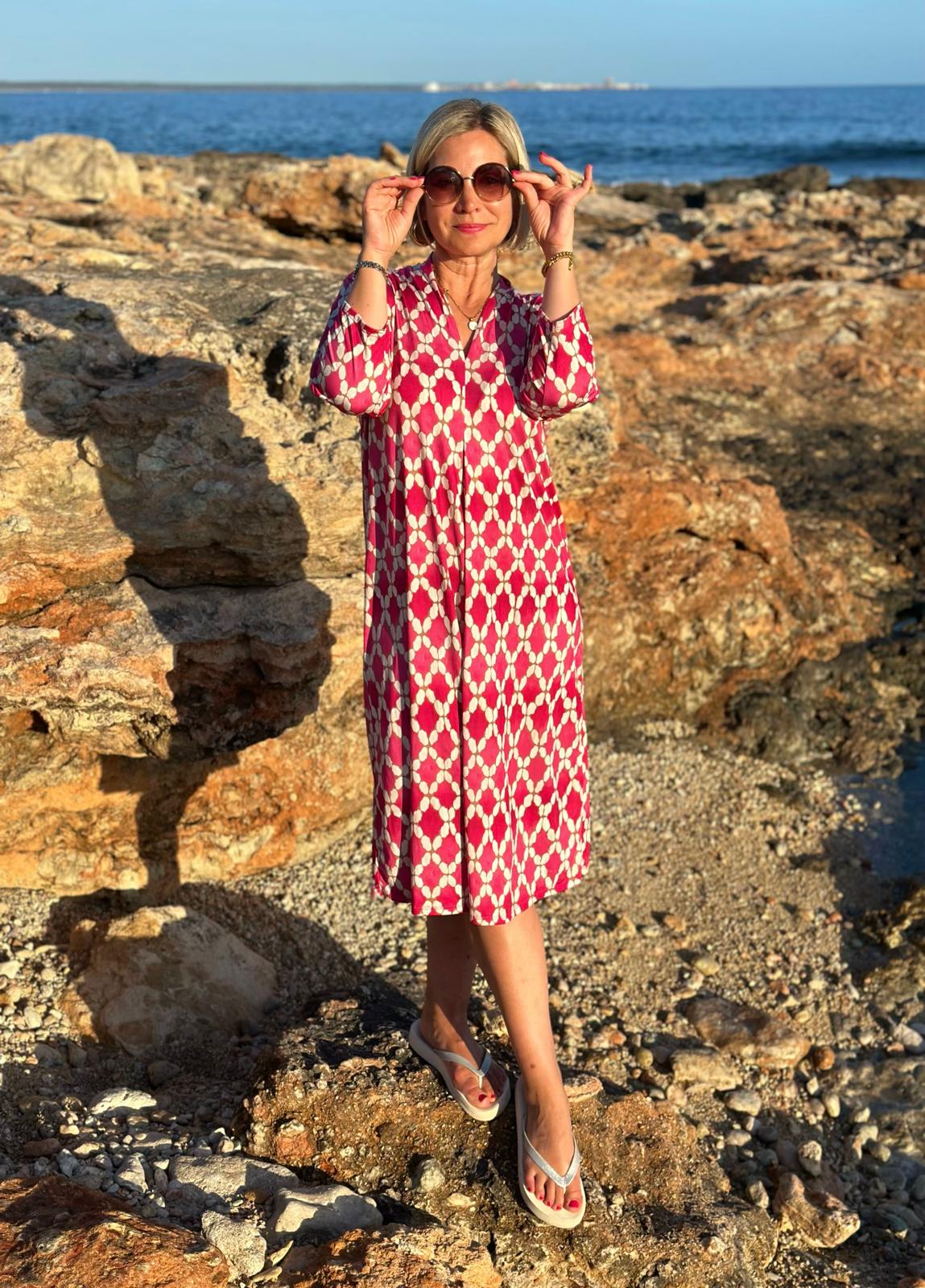 Sommerkleid "Luna" mit grafischem Print & V-Ausschnitt in Dark Pink
