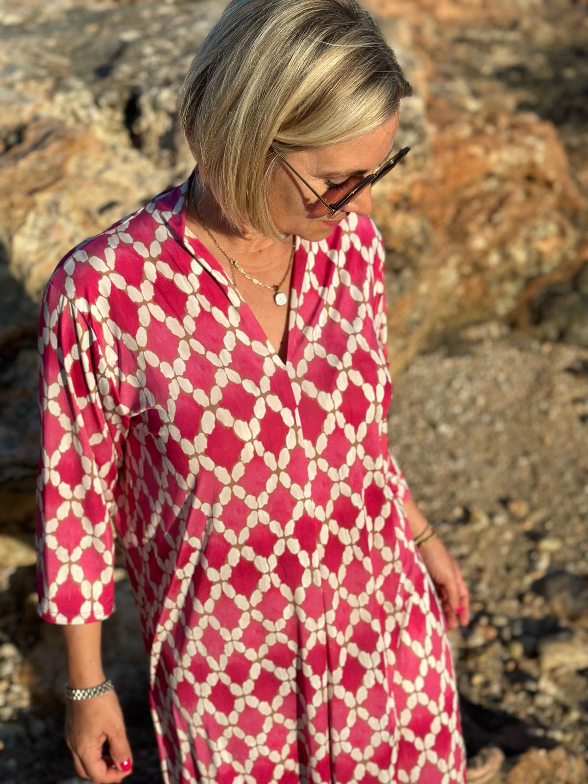 Sommerkleid "Luna" mit grafischem Print & V-Ausschnitt in Dark Pink