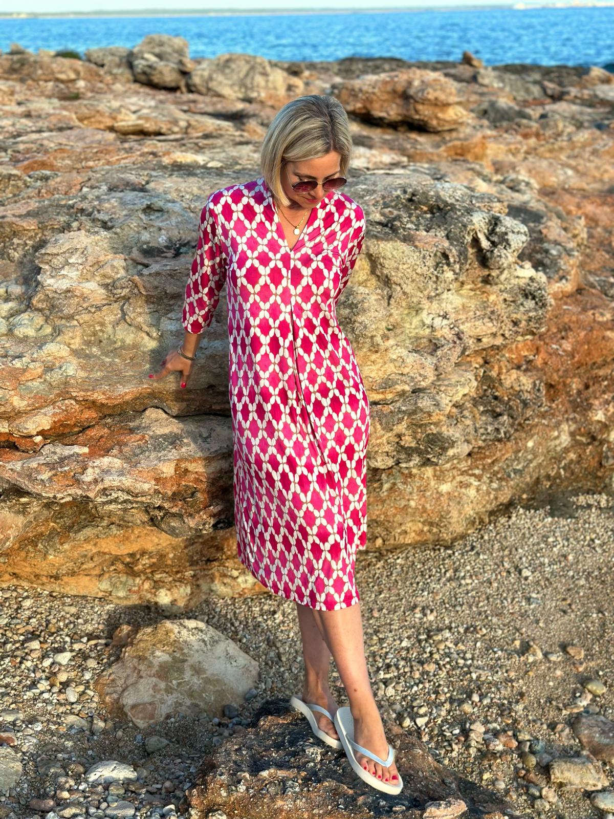 Sommerkleid "Luna" mit grafischem Print & V-Ausschnitt in Dark Pink