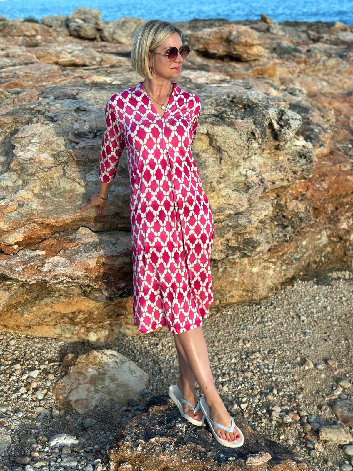 Sommerkleid "Luna" mit grafischem Print & V-Ausschnitt in Dark Pink