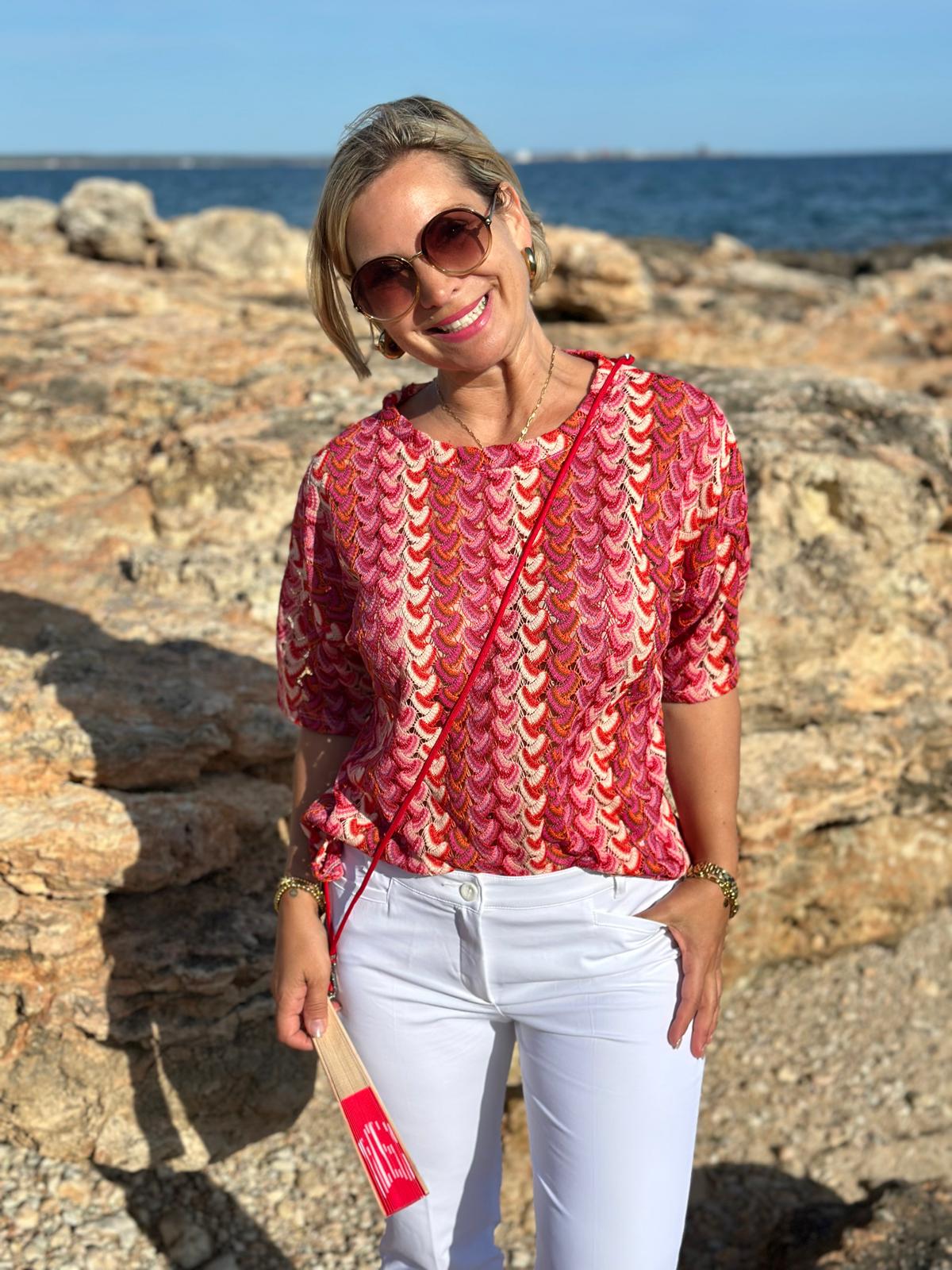 Feinstrickshirt "Cherry Red" – Sommermuster & Häkeloptik