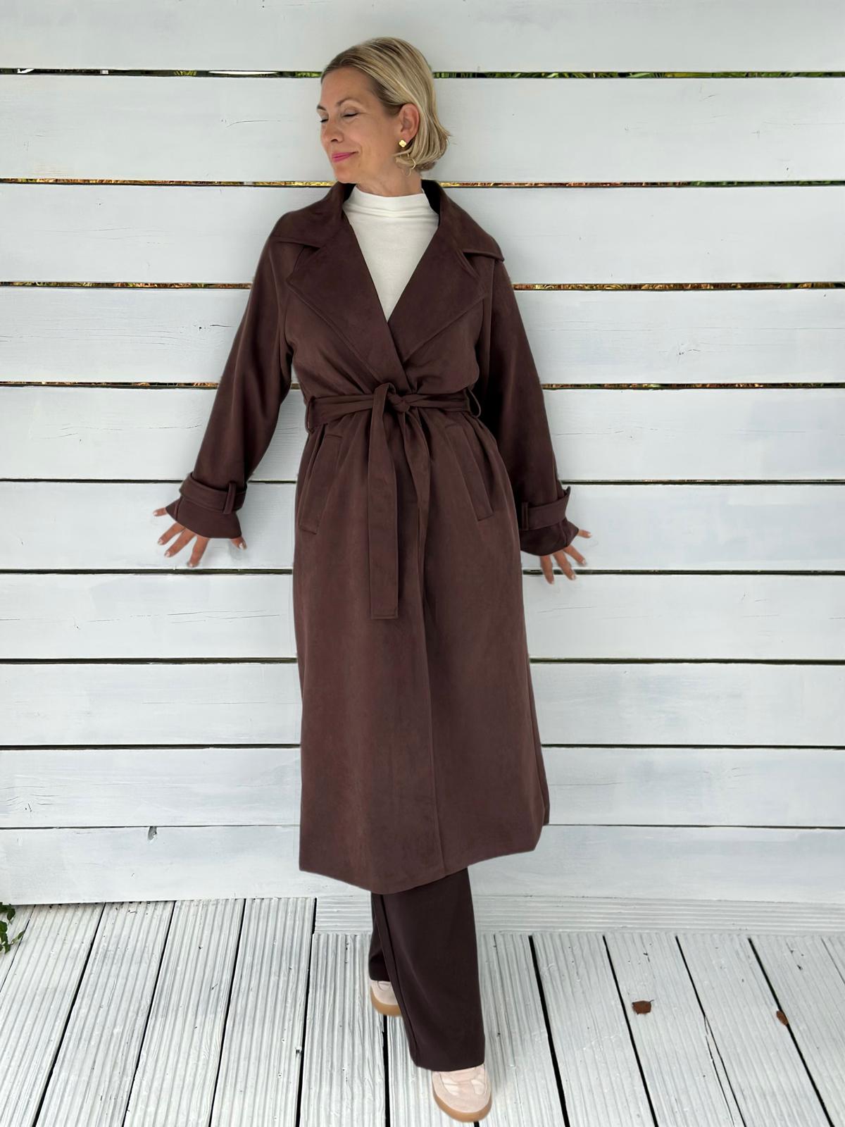 Chocolate Muse – Trenchcoat in Wildleder-Optik