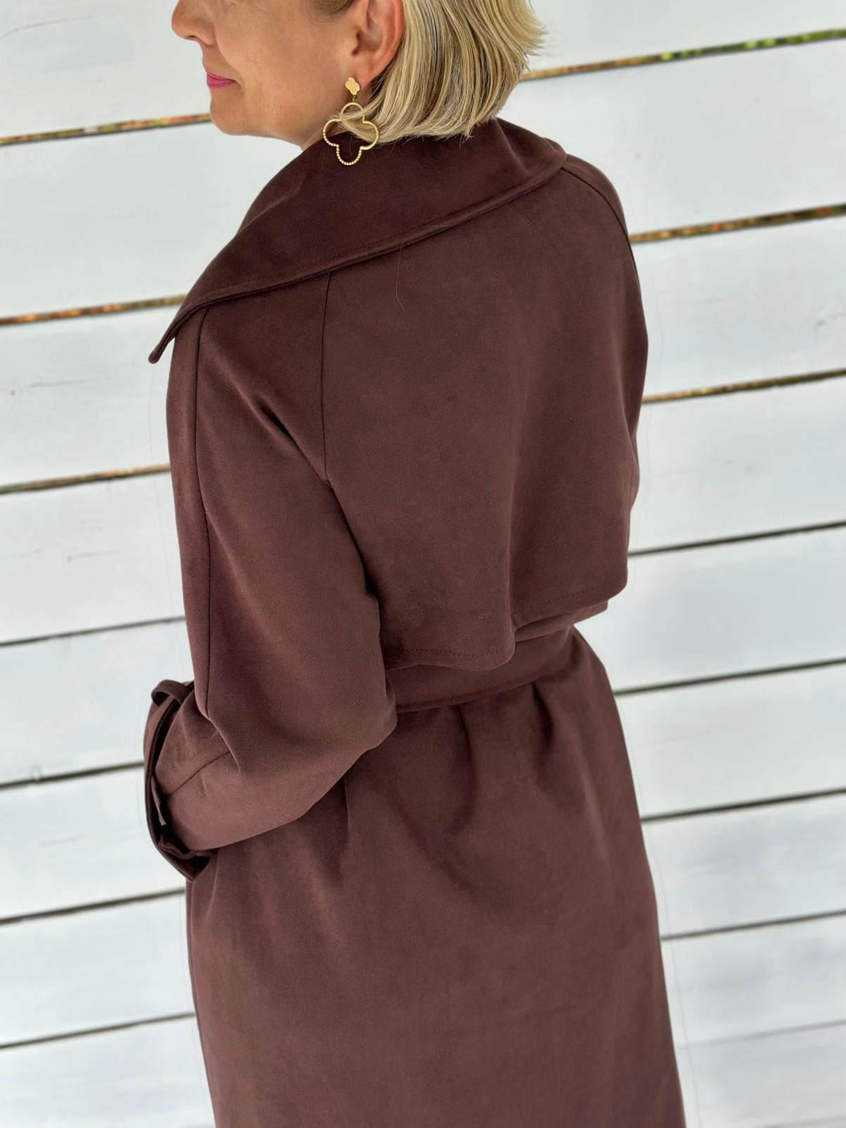 Chocolate Muse – Trenchcoat in Wildleder-Optik