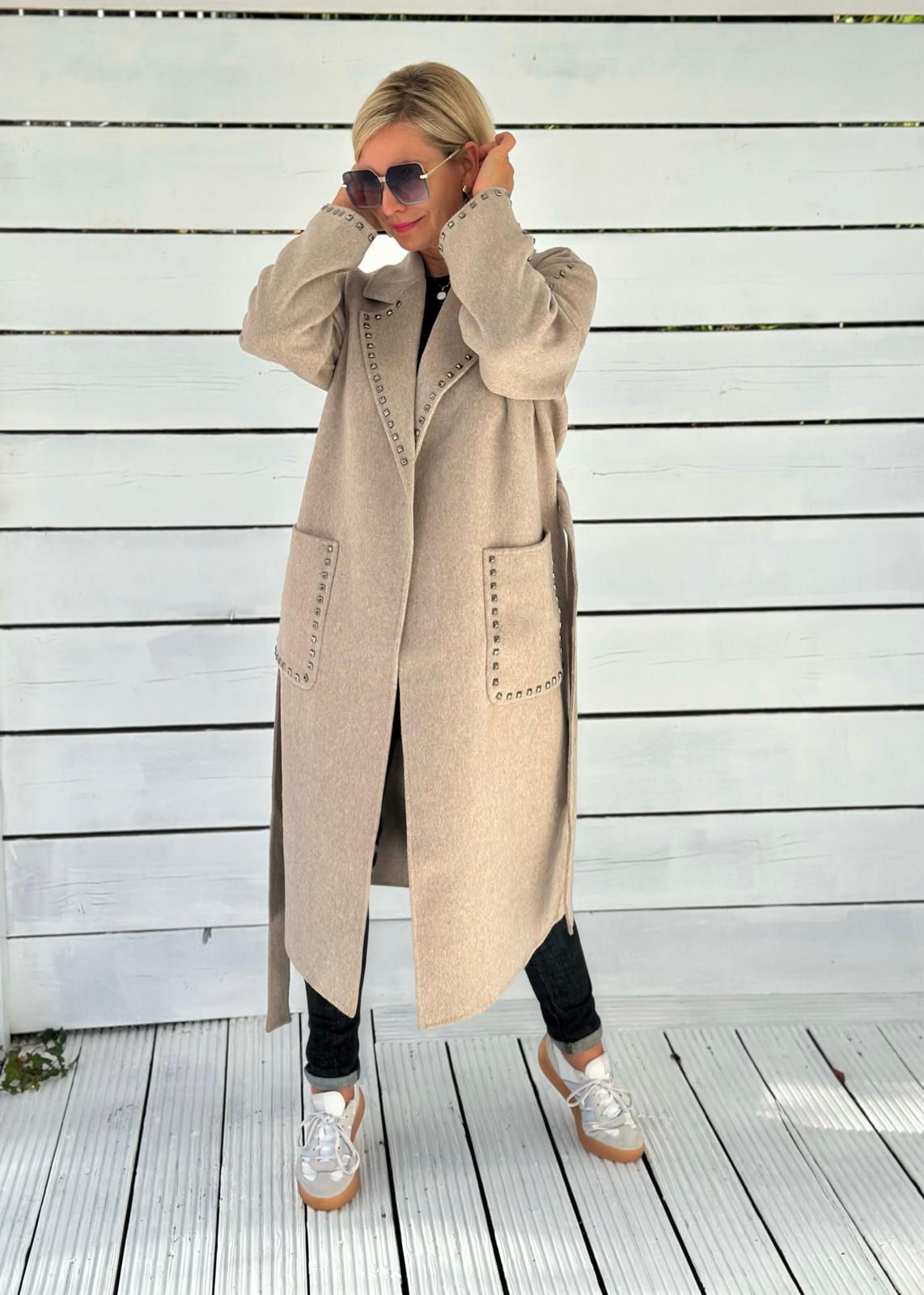 LEO & UGO Statement-Mantel in Taupe mit Nieten-Details