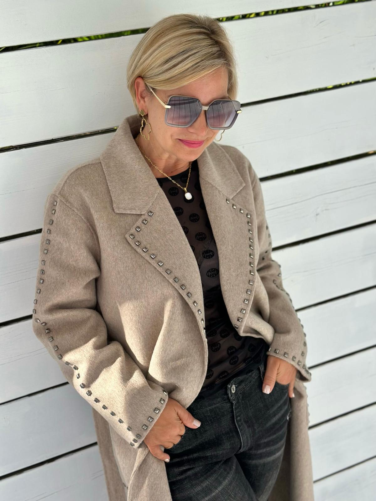 LEO & UGO Statement-Mantel in Taupe mit Nieten-Details