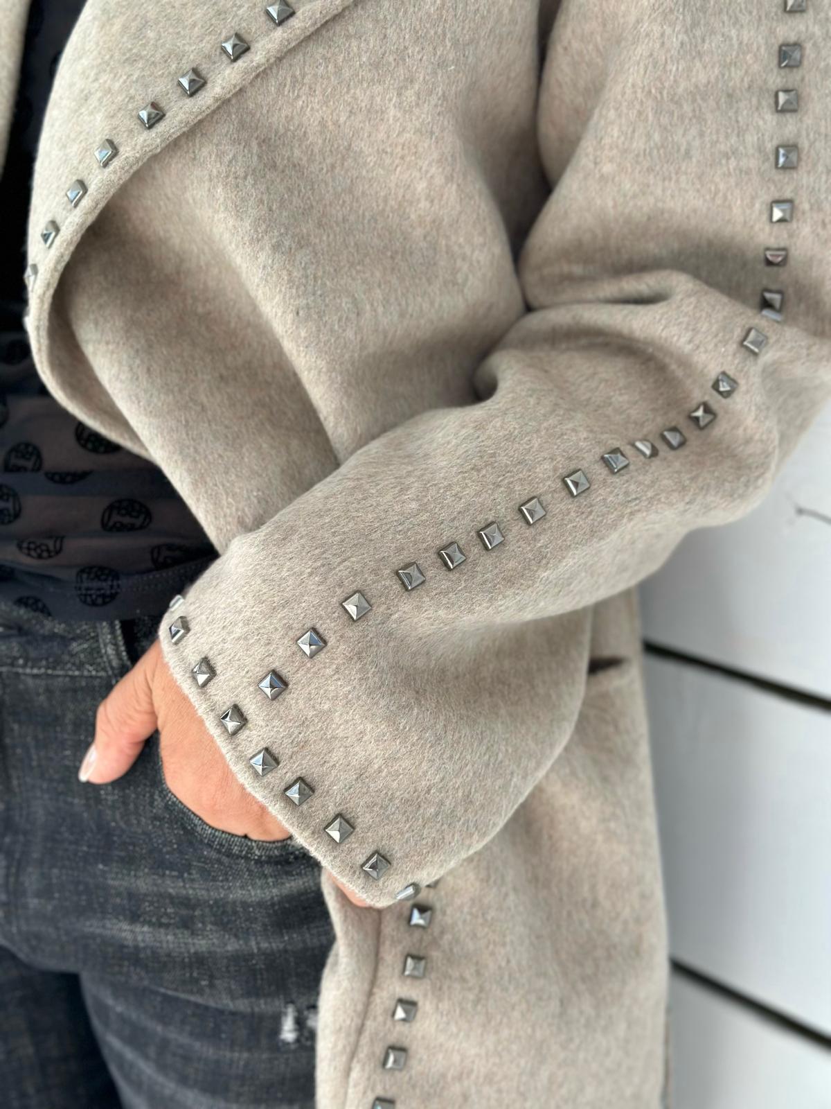 LEO & UGO Statement-Mantel in Taupe mit Nieten-Details