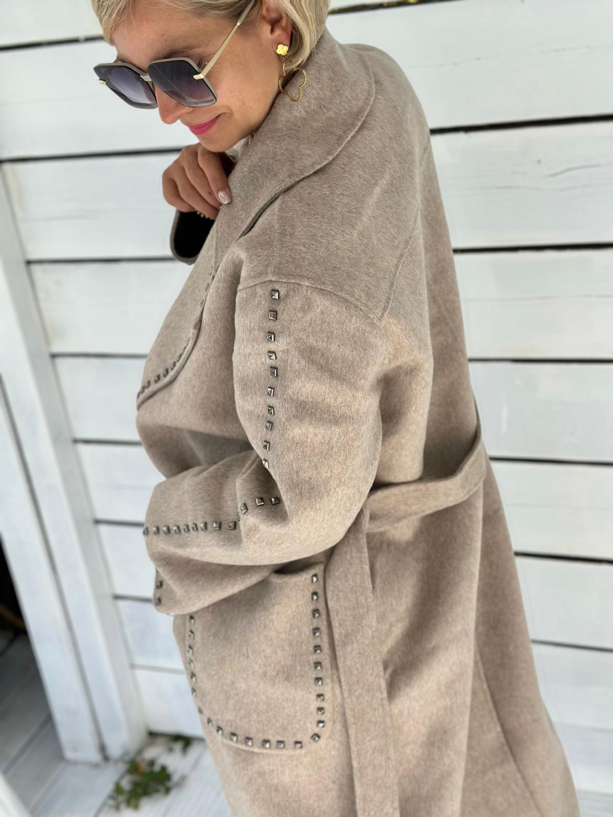 LEO & UGO Statement-Mantel in Taupe mit Nieten-Details
