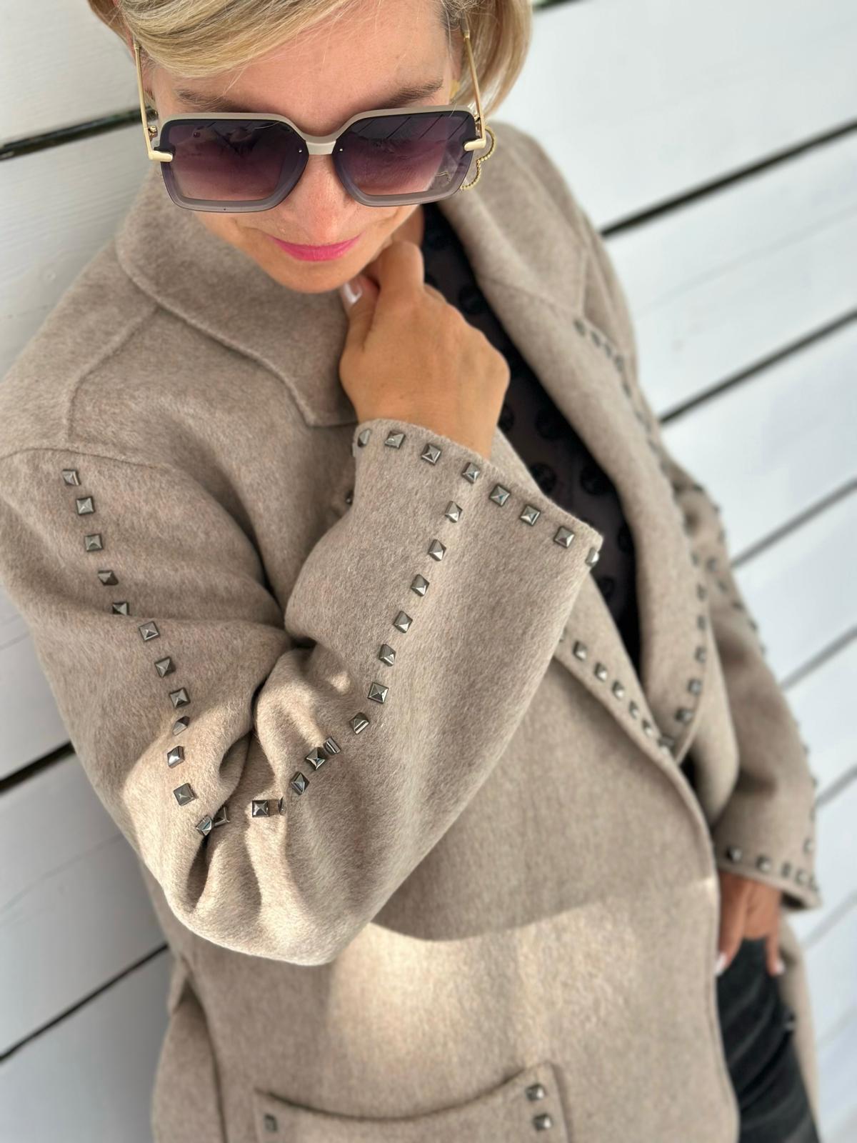 LEO & UGO Statement-Mantel in Taupe mit Nieten-Details
