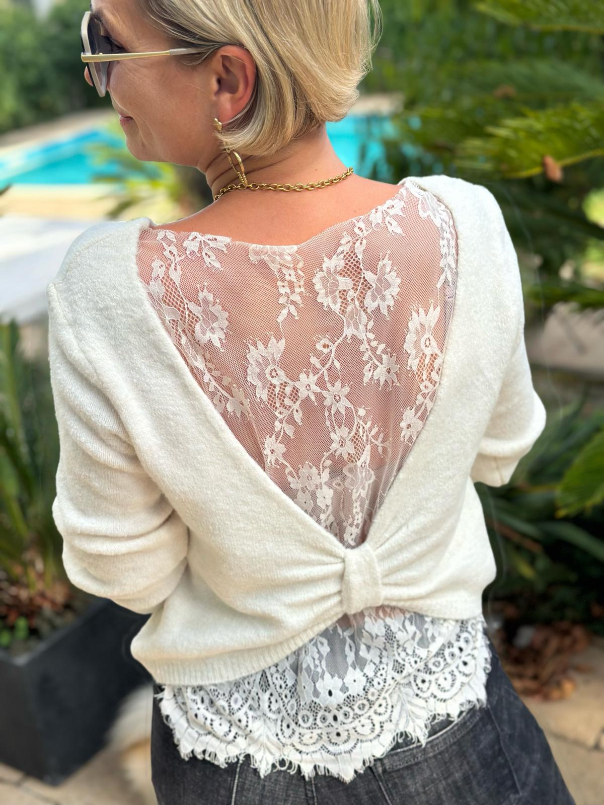 Pullover „Élise“ – Creme mit Spitzenrücken & Knotendetail