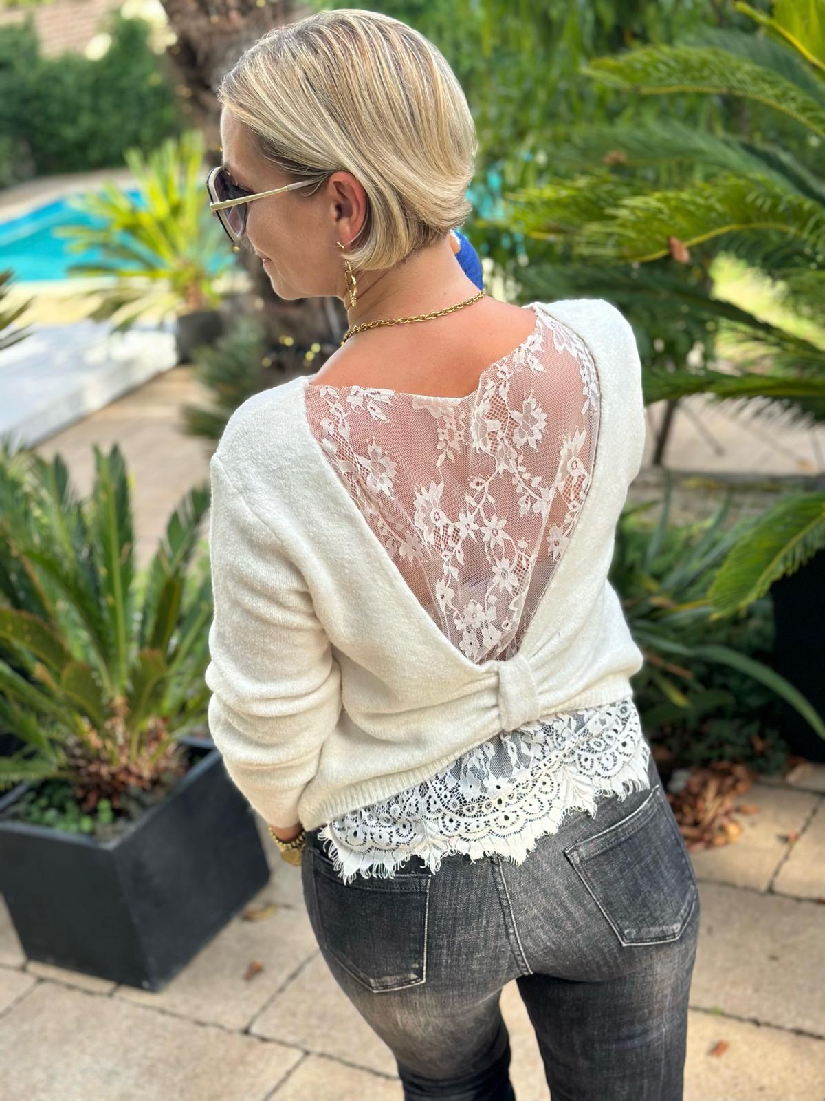 Pullover „Élise“ – Creme mit Spitzenrücken & Knotendetail