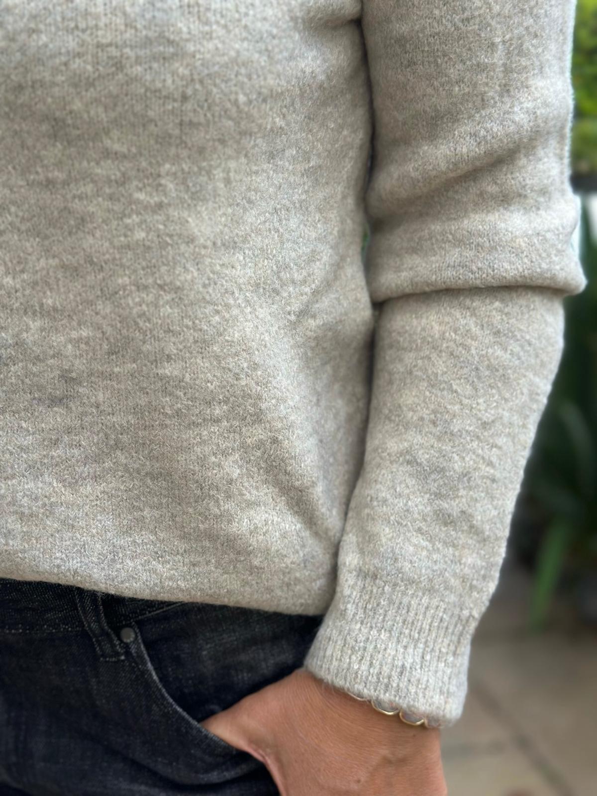 Pullover „Noir Élise“ – Taupé mit Spitzenrücken & Knotendetail