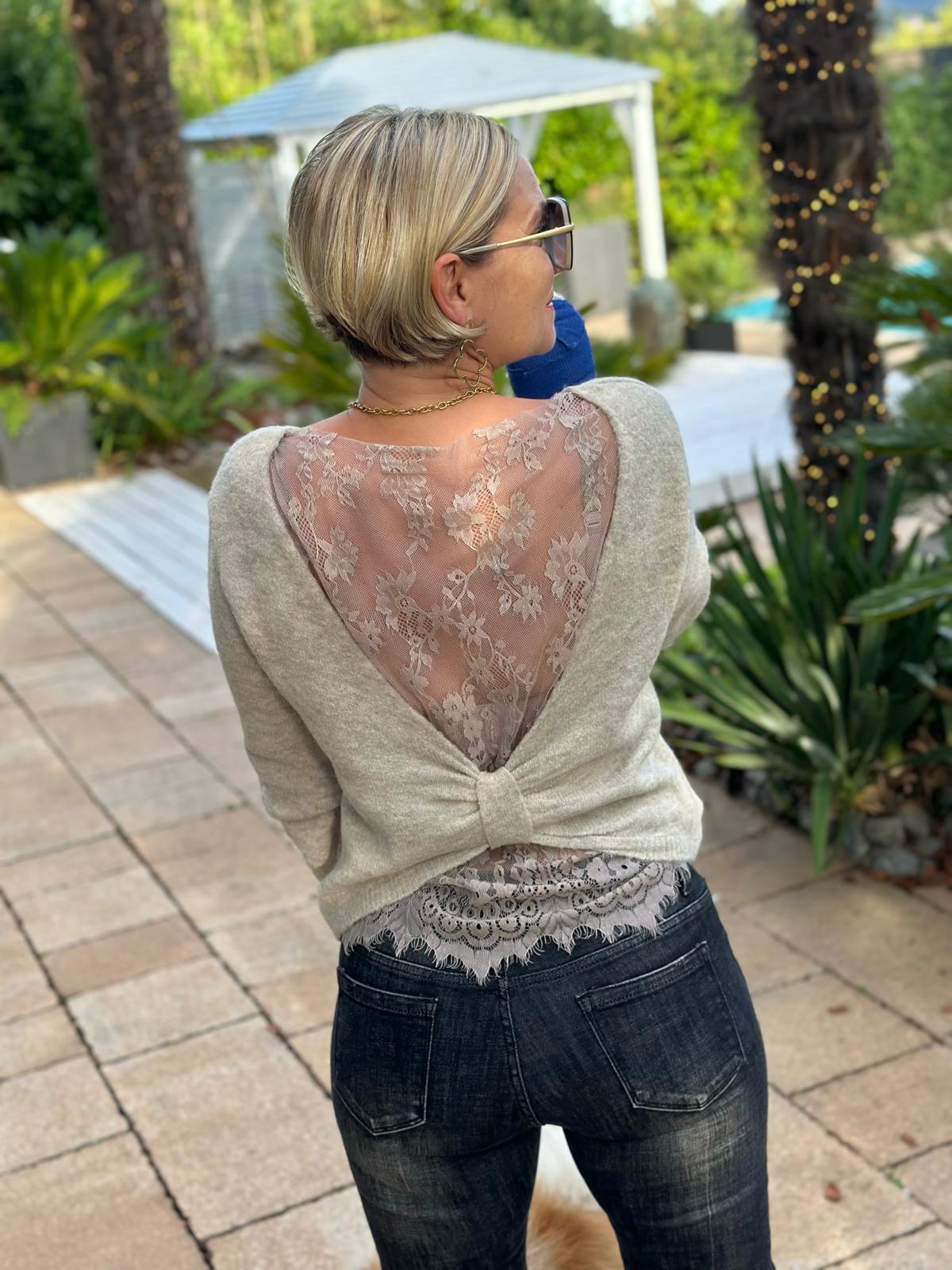Pullover „Noir Élise“ – Taupé mit Spitzenrücken & Knotendetail