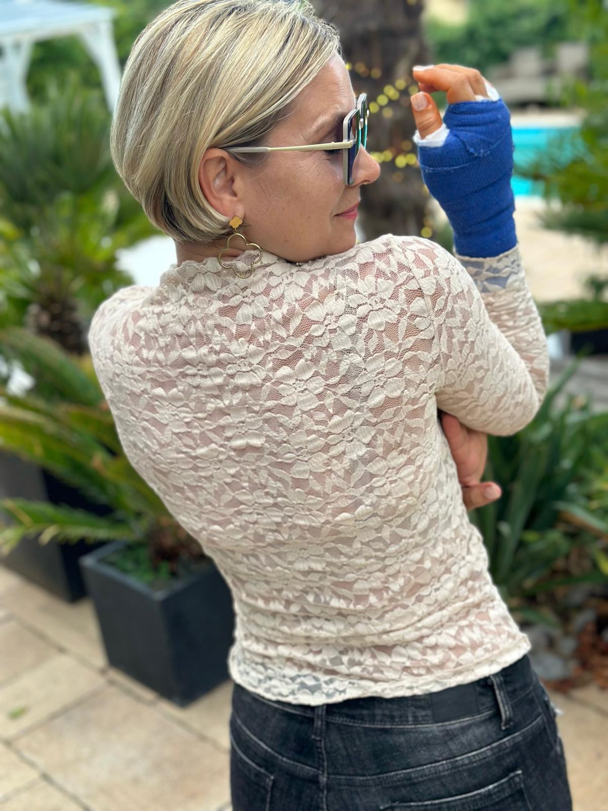 Spitzenshirt „Amélie“ – Beige mit Stehkragen
