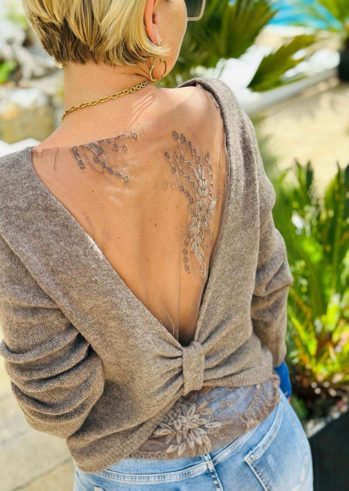 Pullover „Noir Élise“ – Haselnuss mit Spitzenrücken & Knotendetail