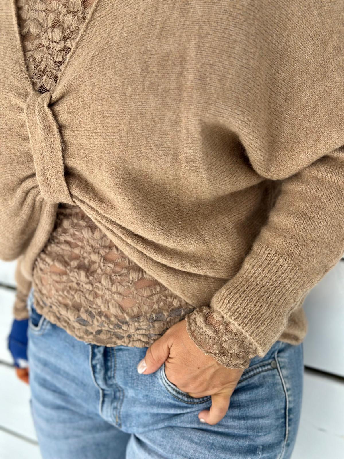 Pullover „Élise“ – Classy Beige mit Spitzenrücken & Knotendetail