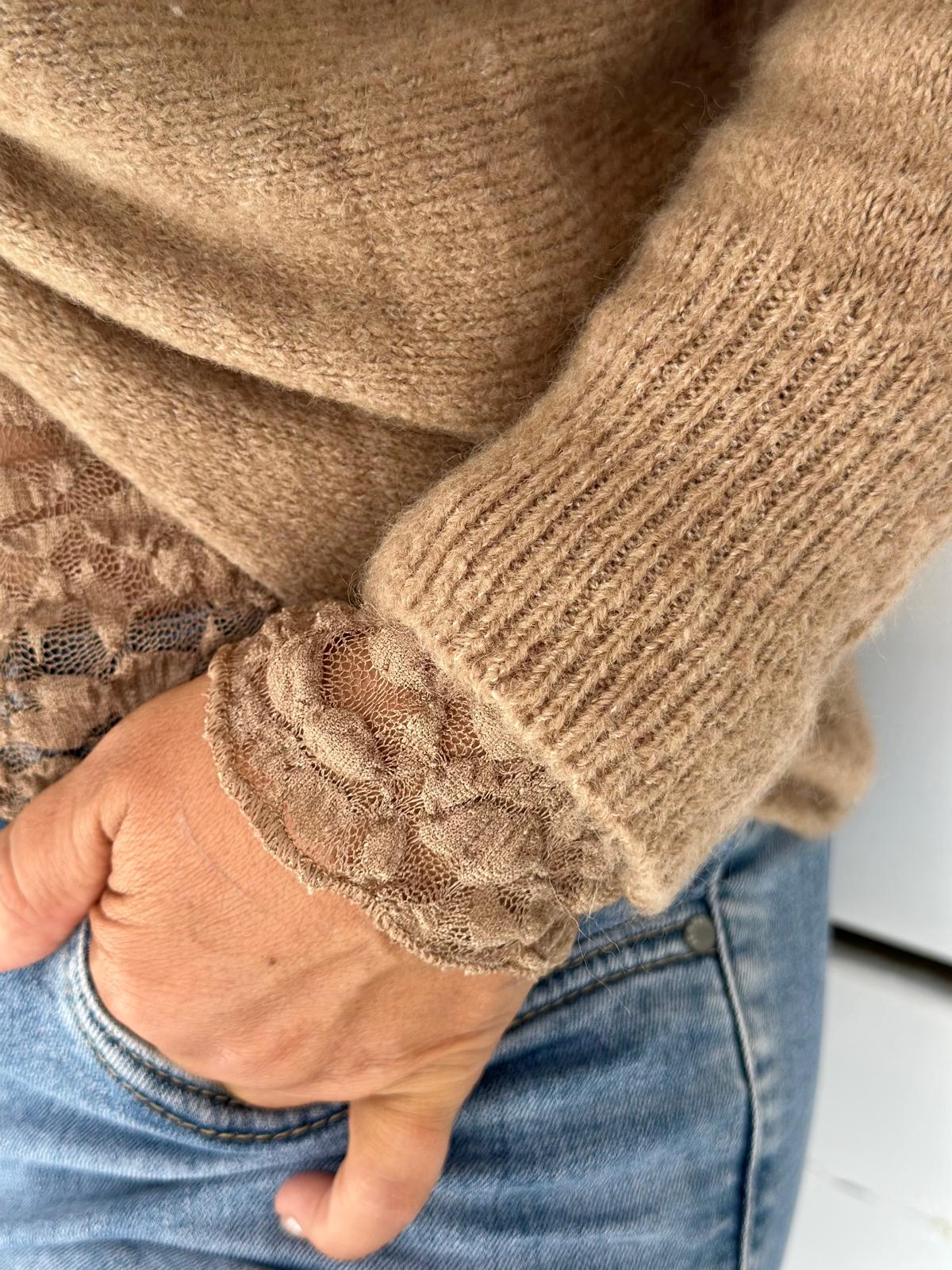 Pullover „Élise“ – Classy Beige mit Spitzenrücken & Knotendetail
