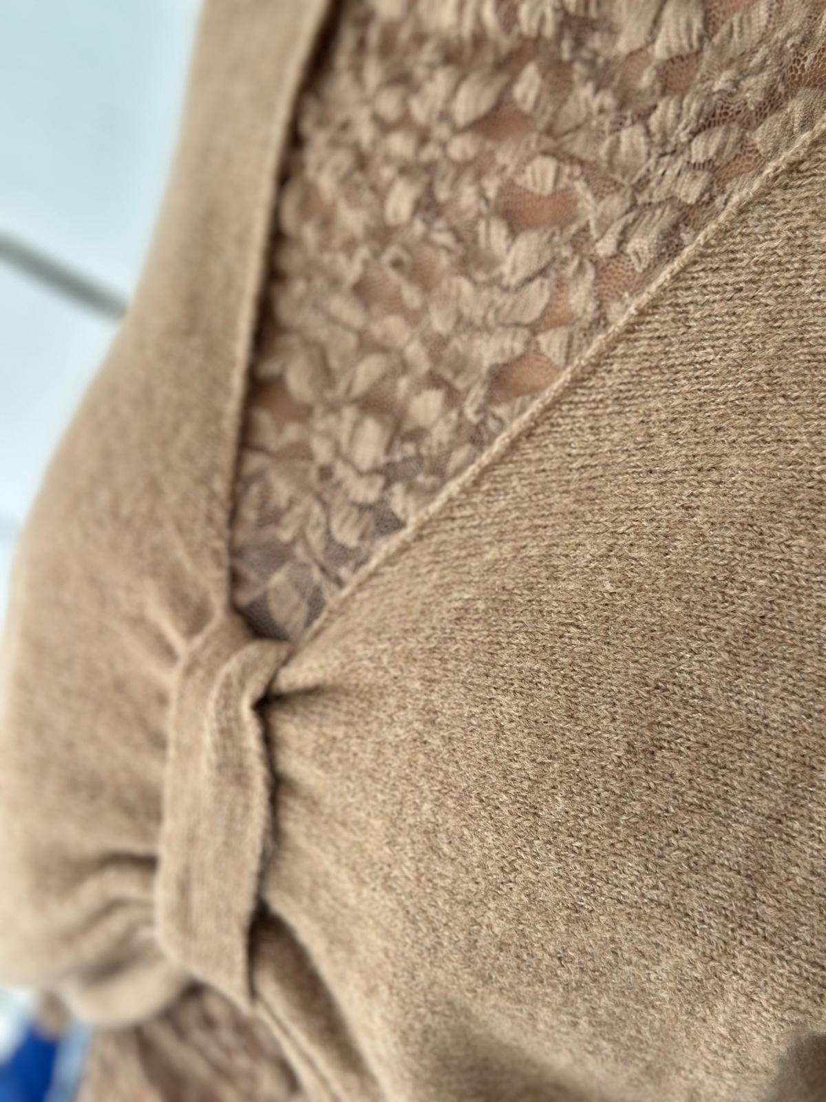 Pullover „Élise“ – Classy Beige mit Spitzenrücken & Knotendetail