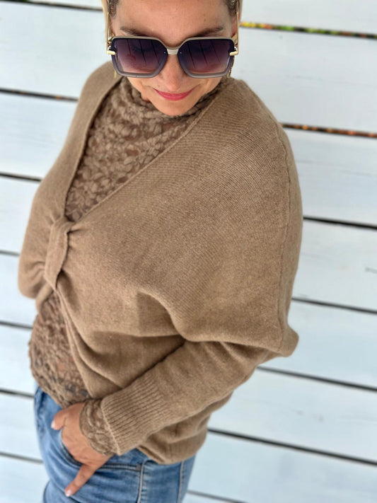 Pullover „Élise“ – Classy Beige mit Spitzenrücken & Knotendetail