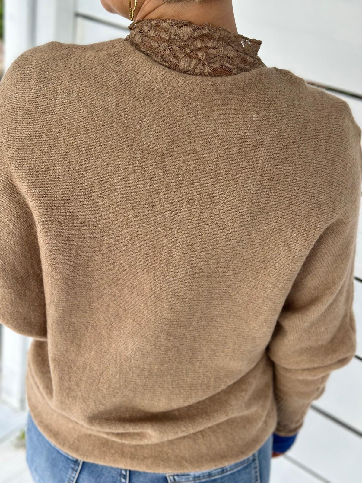 Pullover „Élise“ – Classy Beige mit Spitzenrücken & Knotendetail