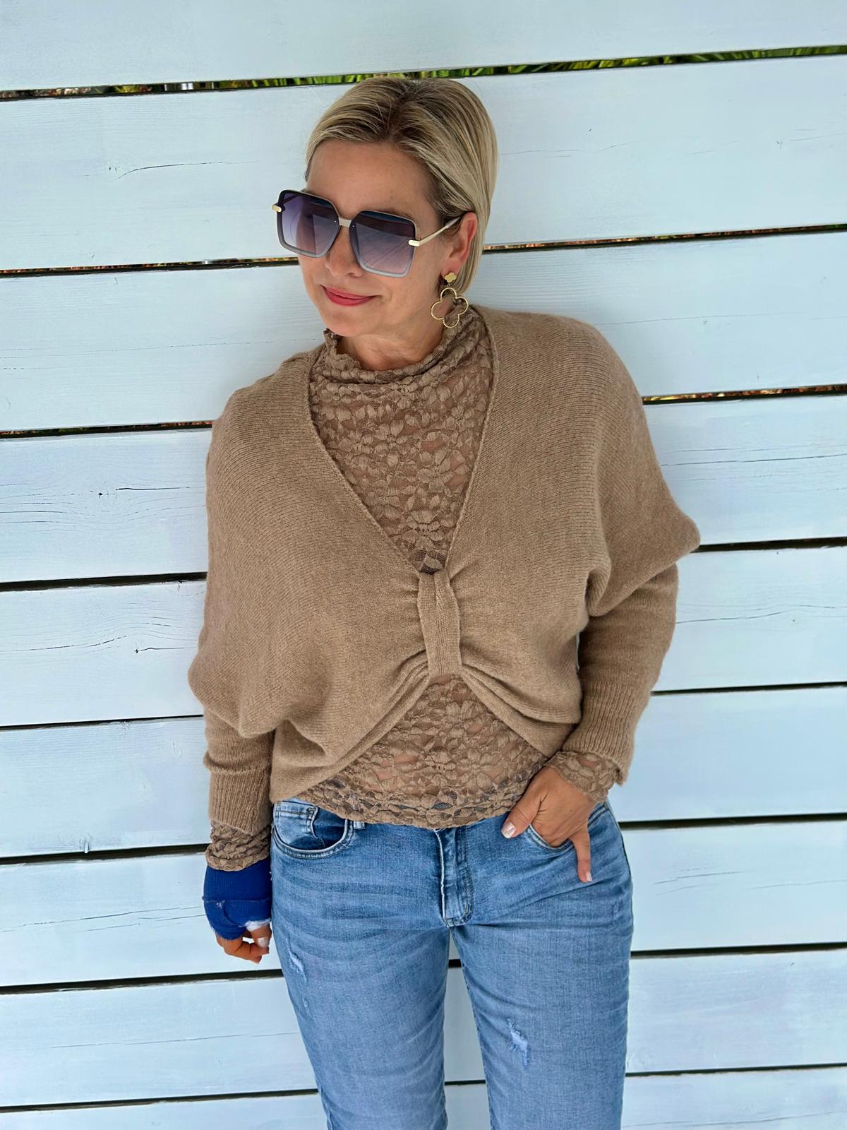Pullover „Élise“ – Classy Beige mit Spitzenrücken & Knotendetail