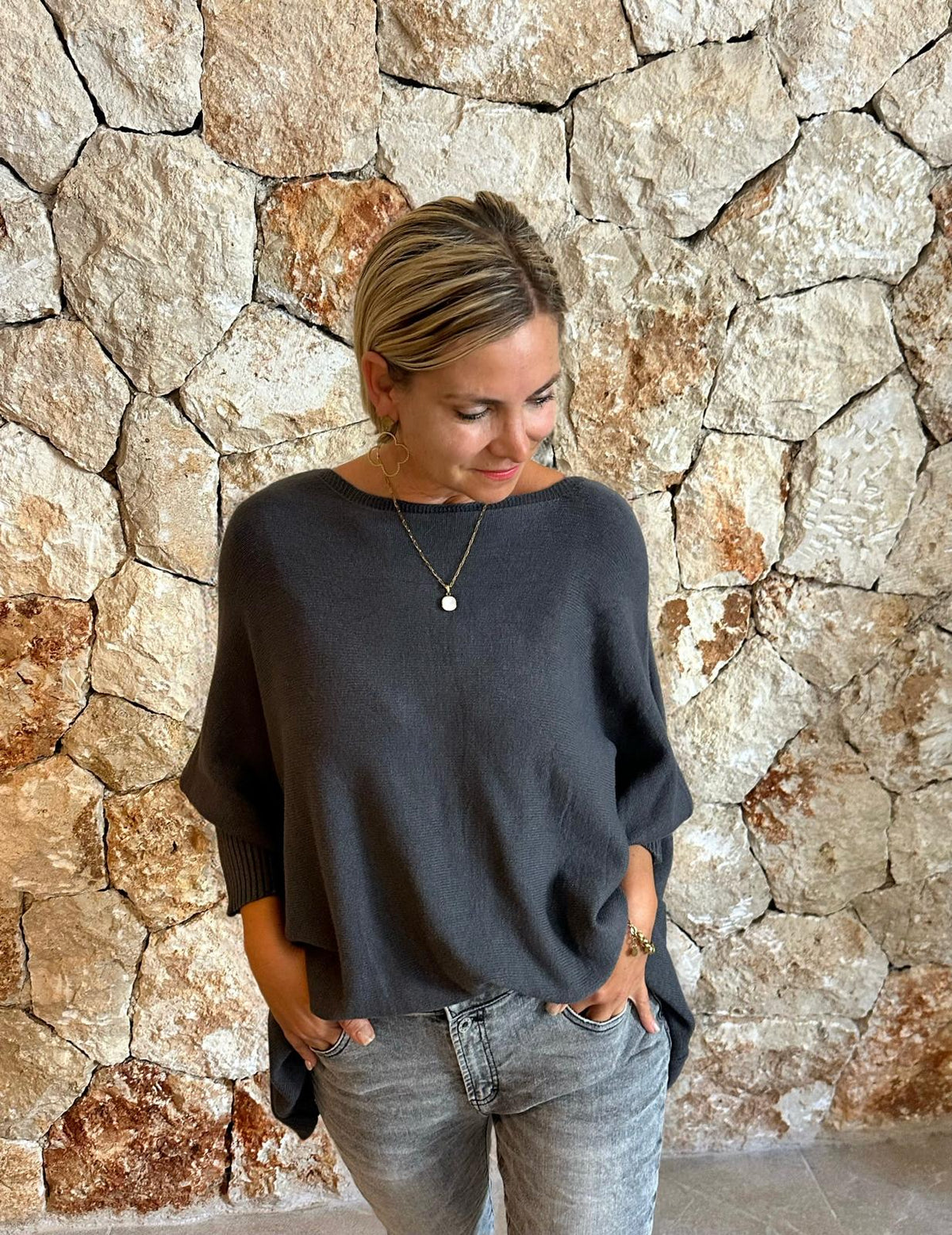COZY CAPE – Oversized Pullover Anthrazit