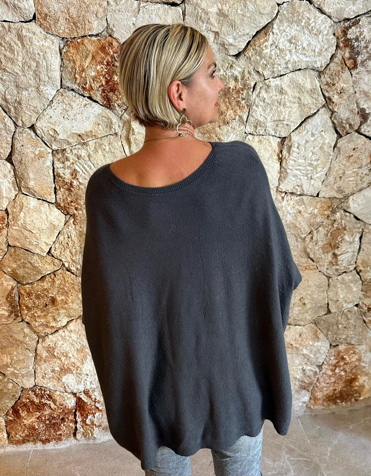 COZY CAPE – Oversized Pullover Anthrazit