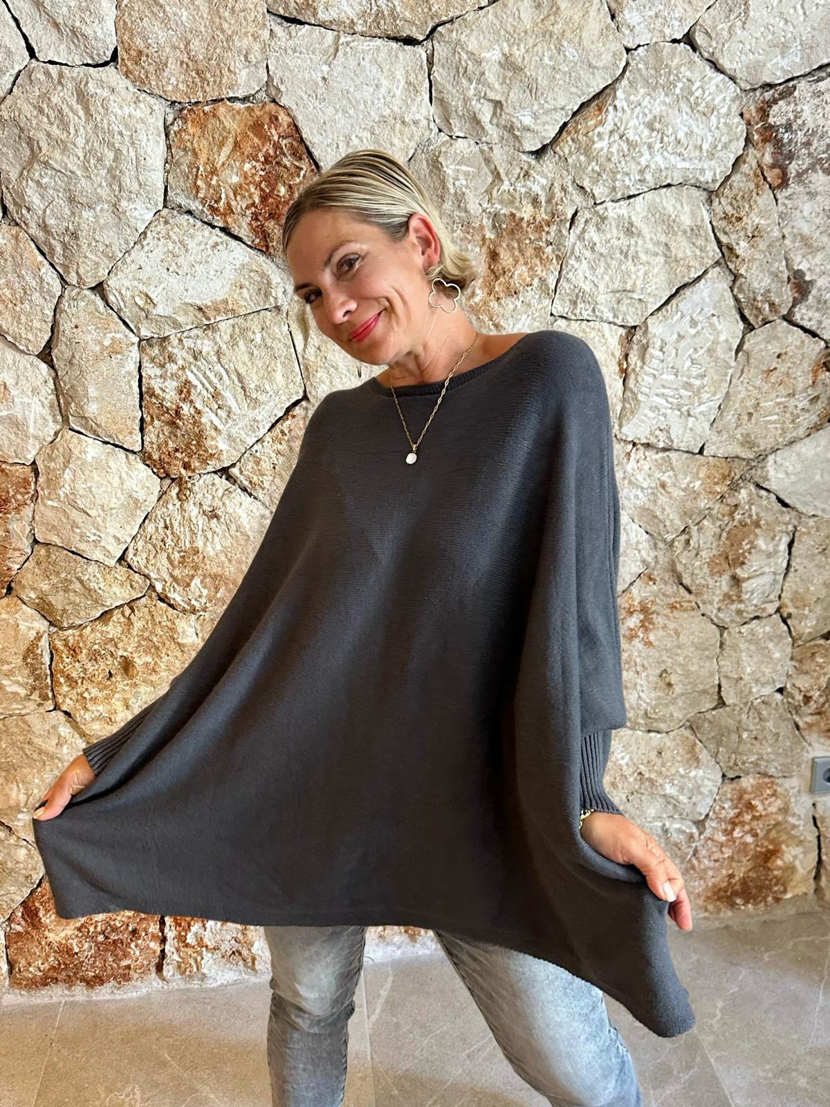 COZY CAPE – Oversized Pullover Anthrazit
