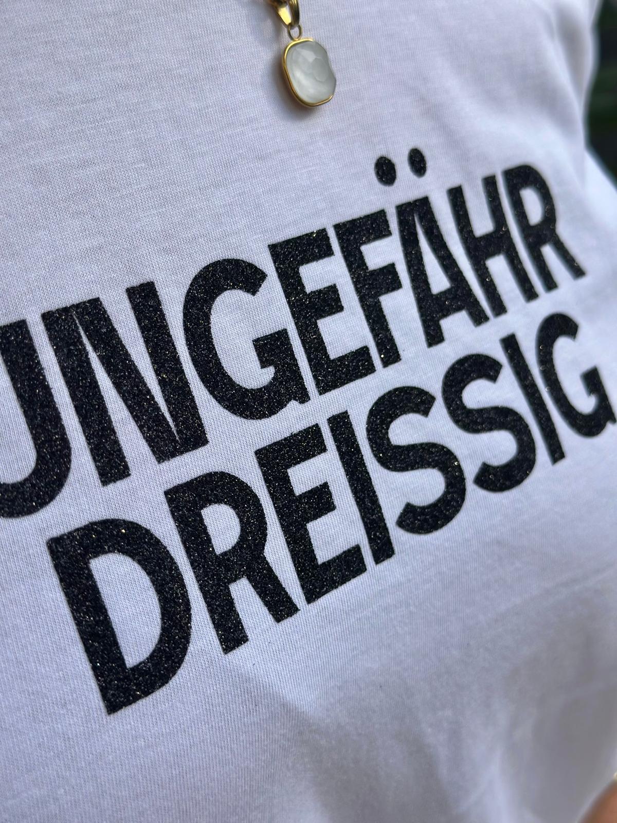 BE FAMOUS Statement Shirt „Ungefähr Dreißig“