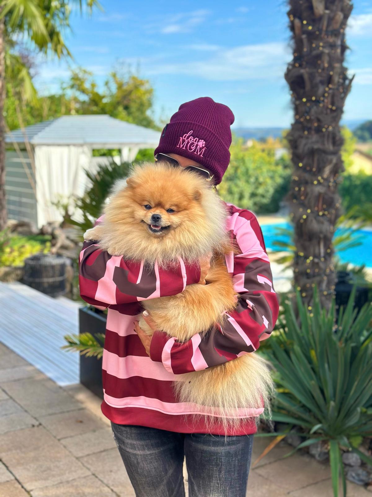 BE FAMOUS Mütze - „Dog Mom“ Burgundy