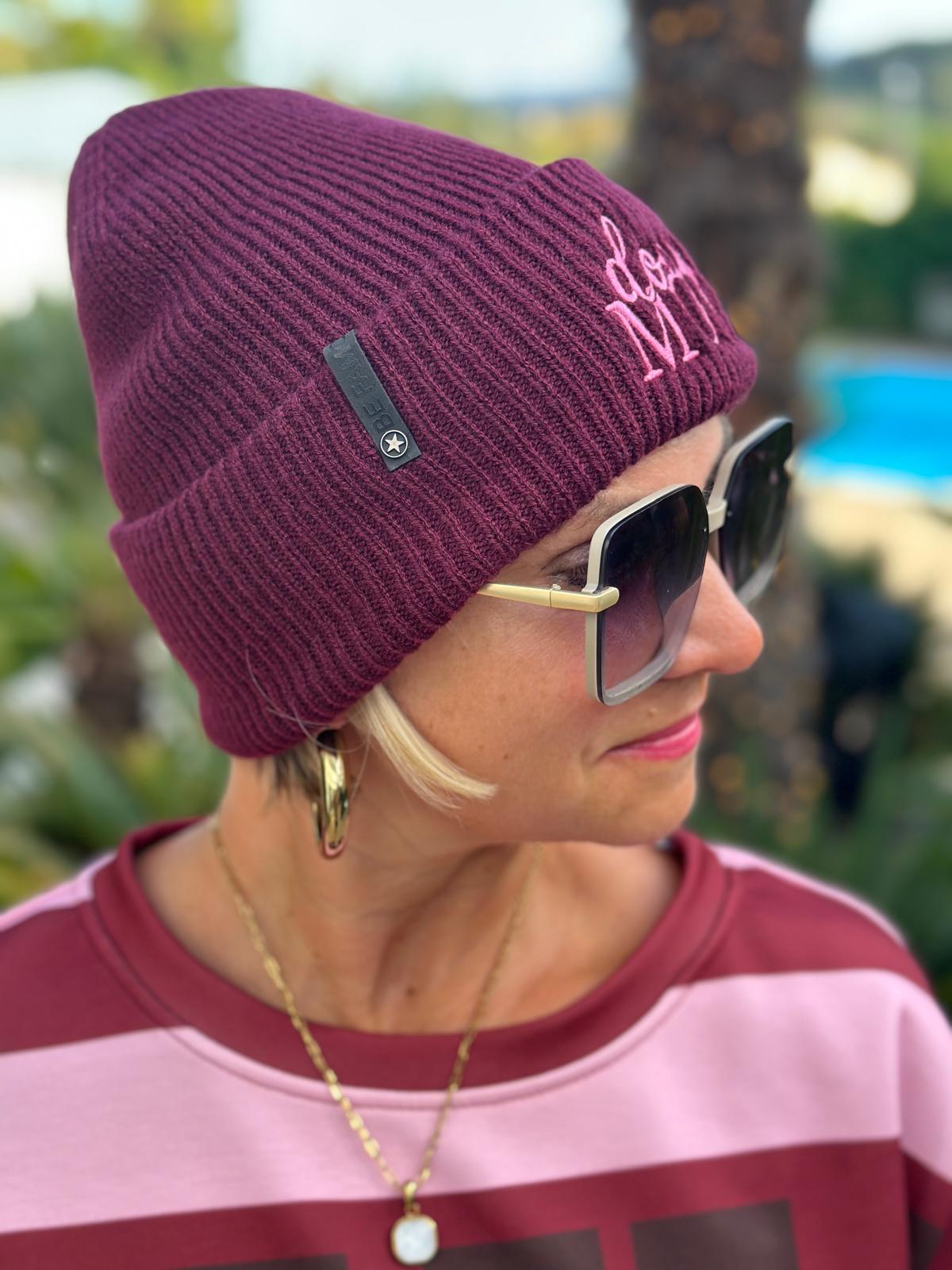 BE FAMOUS Mütze - „Dog Mom“ Burgundy
