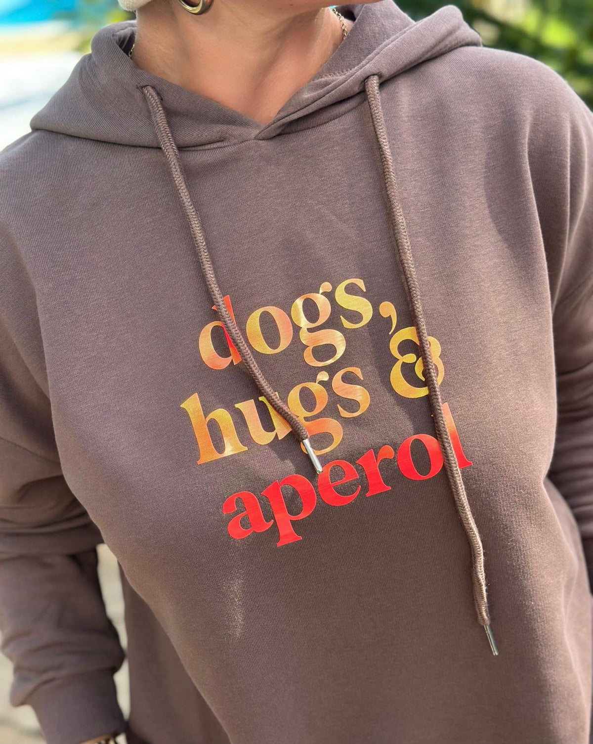 BE FAMOUS Hoodie „Dogs, Hugs & Aperol“ – Taupe