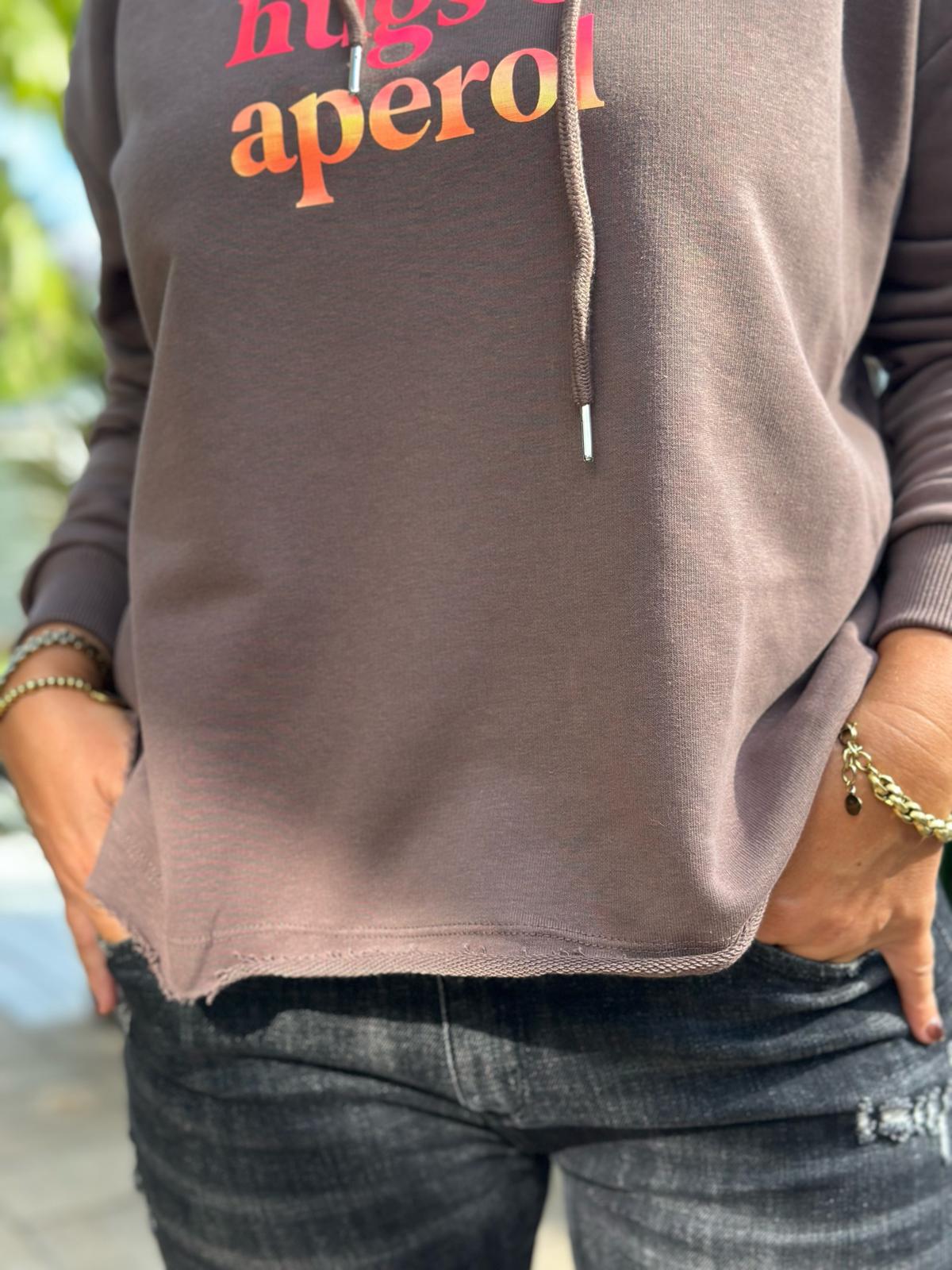BE FAMOUS Hoodie „Dogs, Hugs & Aperol“ – Taupe