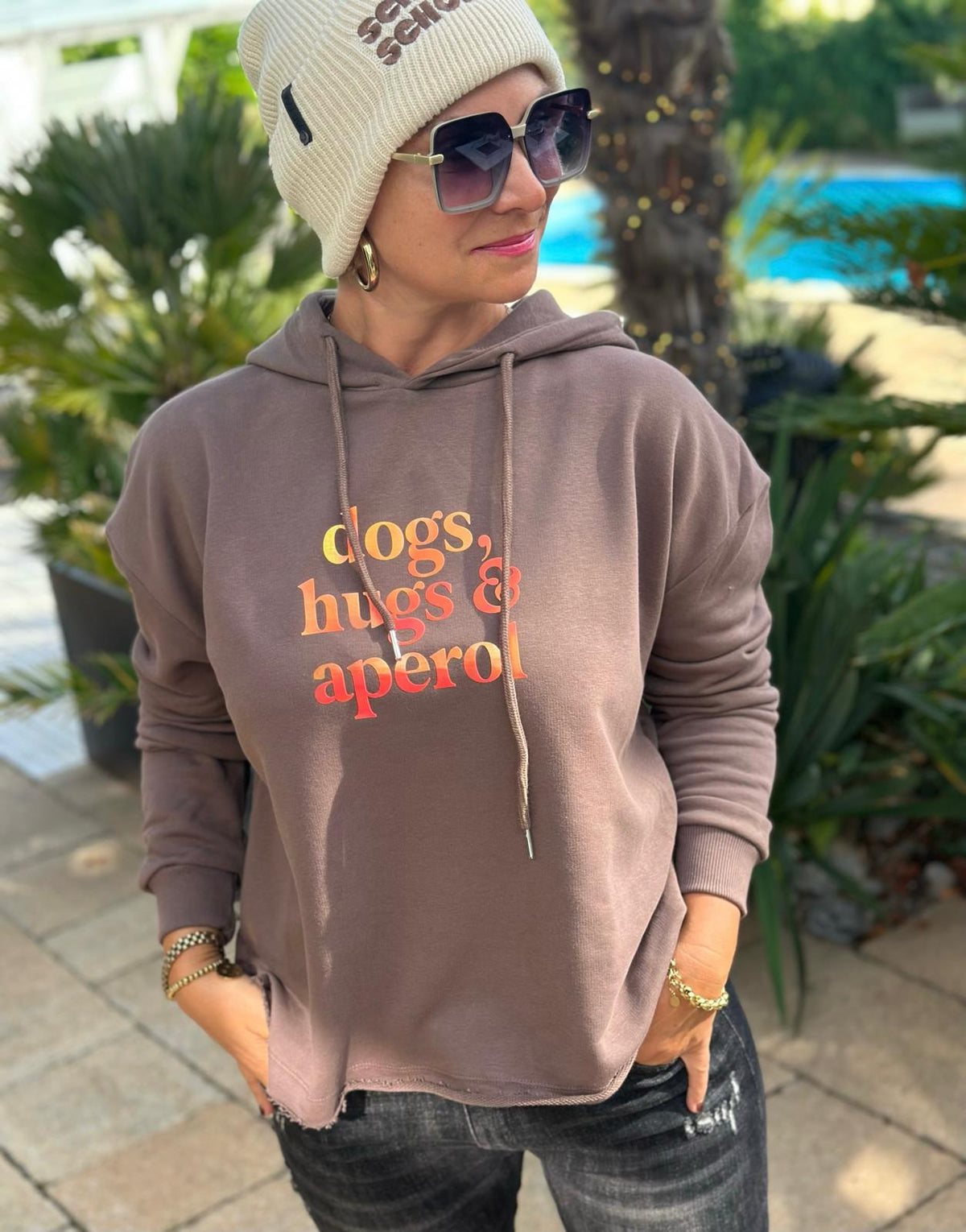 BE FAMOUS Hoodie „Dogs, Hugs & Aperol“ – Taupe