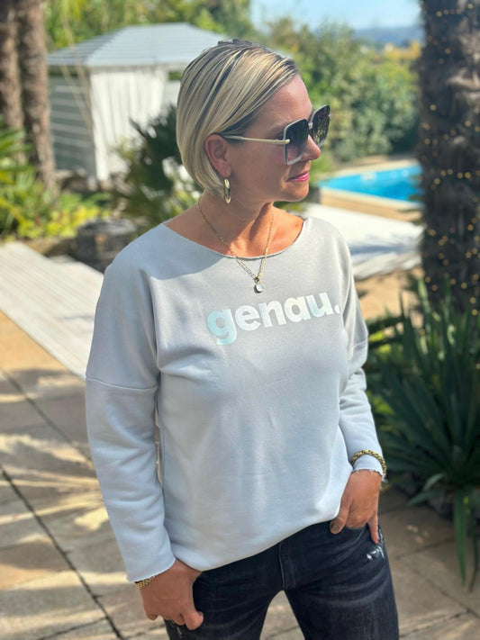 BE FAMOUS „Genau.“ Statement Sweater – Hellgrau