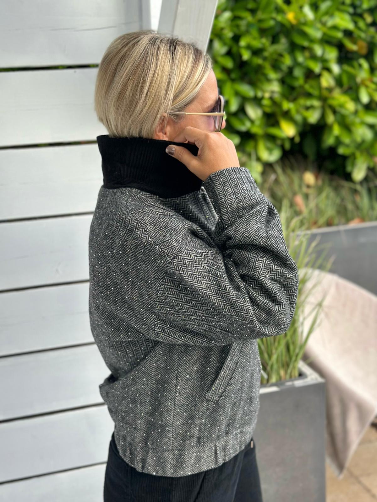 Herringbone Chic Jacke – Grau mit Glitzer-Details