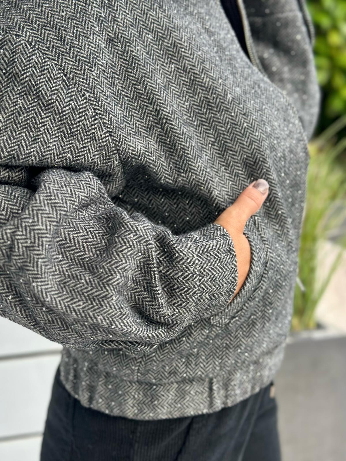 Herringbone Chic Jacke – Grau mit Glitzer-Details
