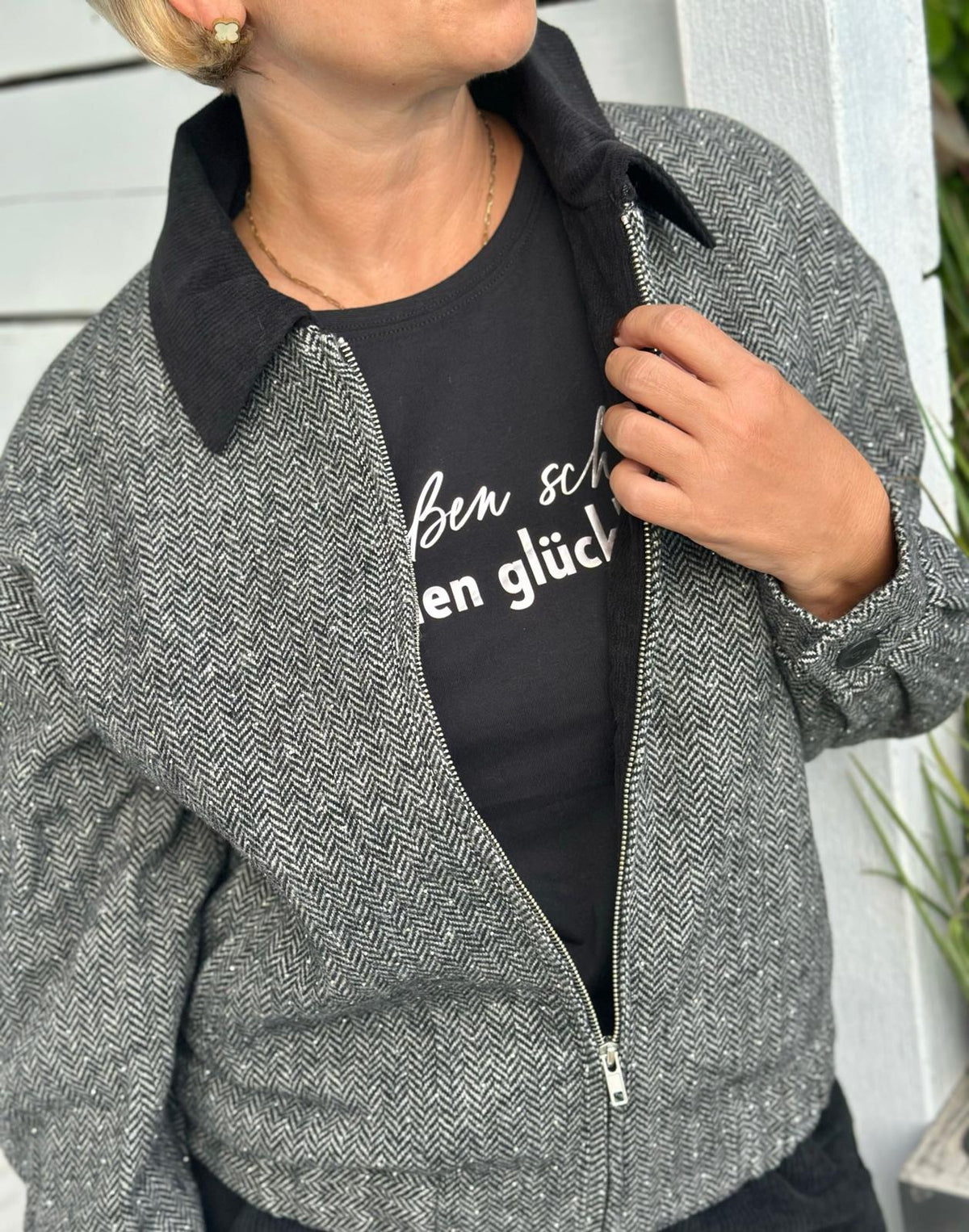 Herringbone Chic Jacke – Grau mit Glitzer-Details
