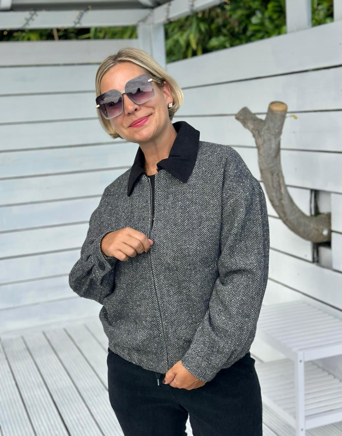 Herringbone Chic Jacke – Grau mit Glitzer-Details