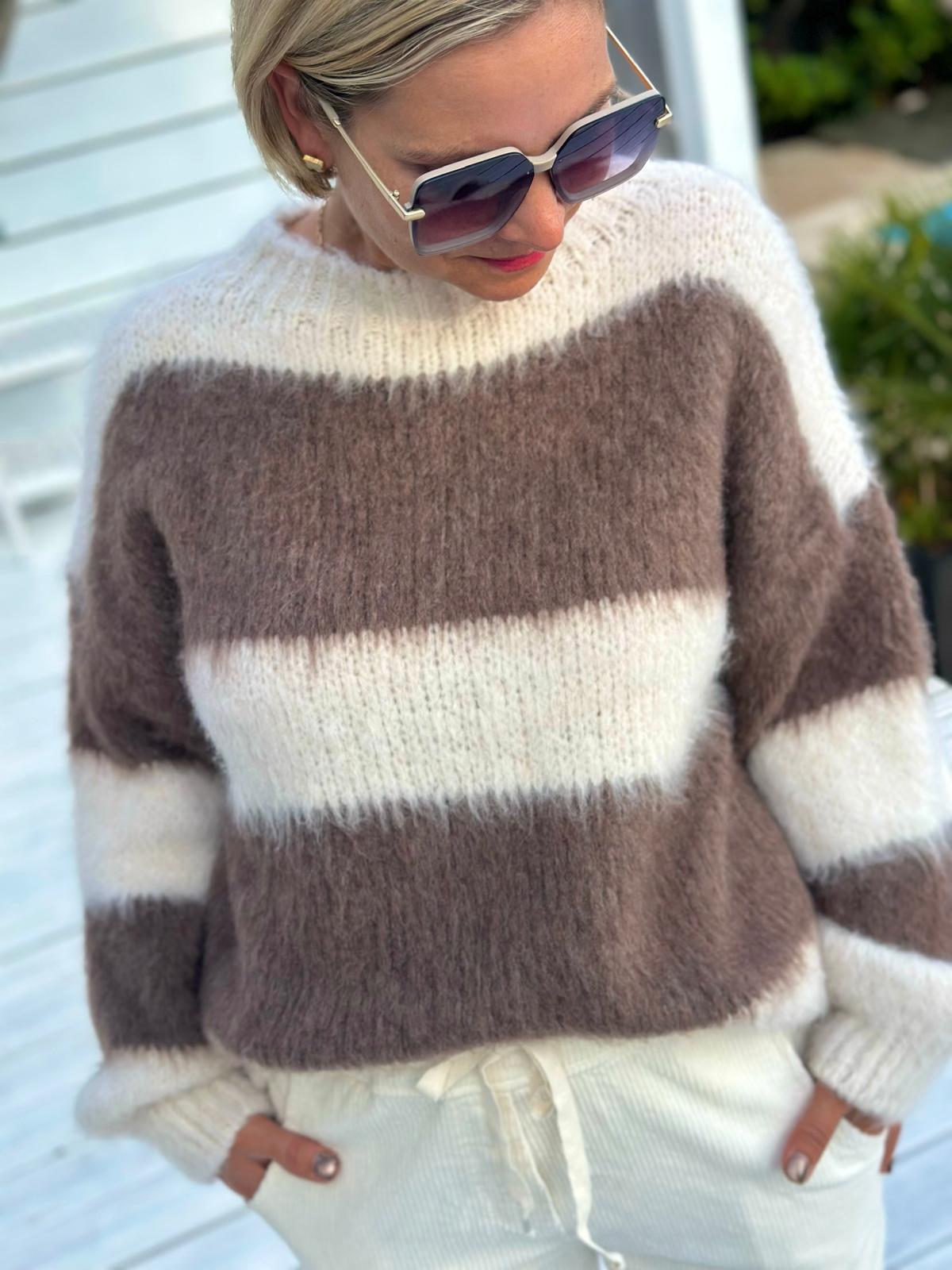 COZY STRIPES – Flauschiger Streifenpullover in Creme & Taupe