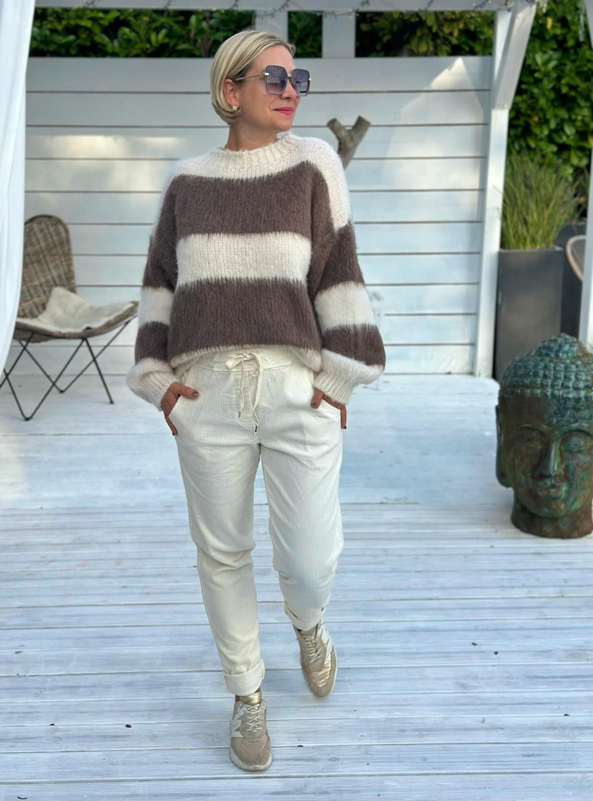 COZY STRIPES – Flauschiger Streifenpullover in Creme & Taupe