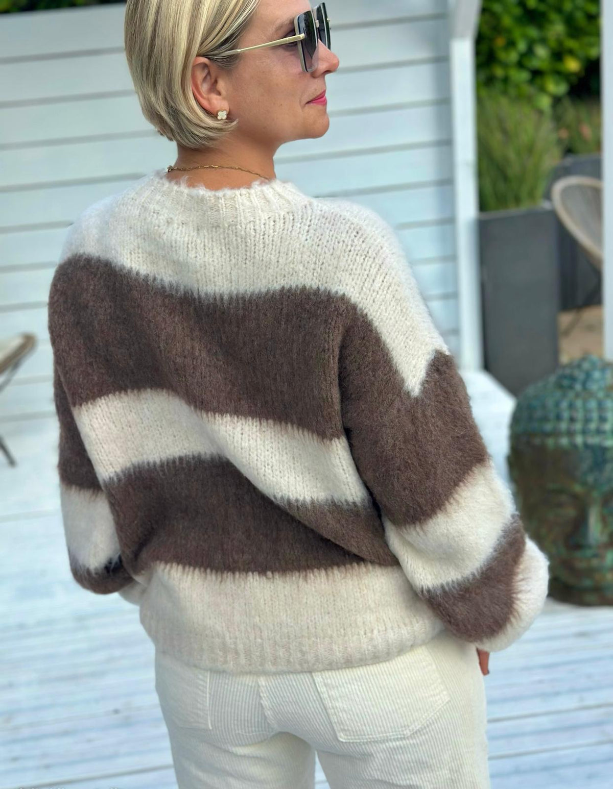 COZY STRIPES – Flauschiger Streifenpullover in Creme & Taupe