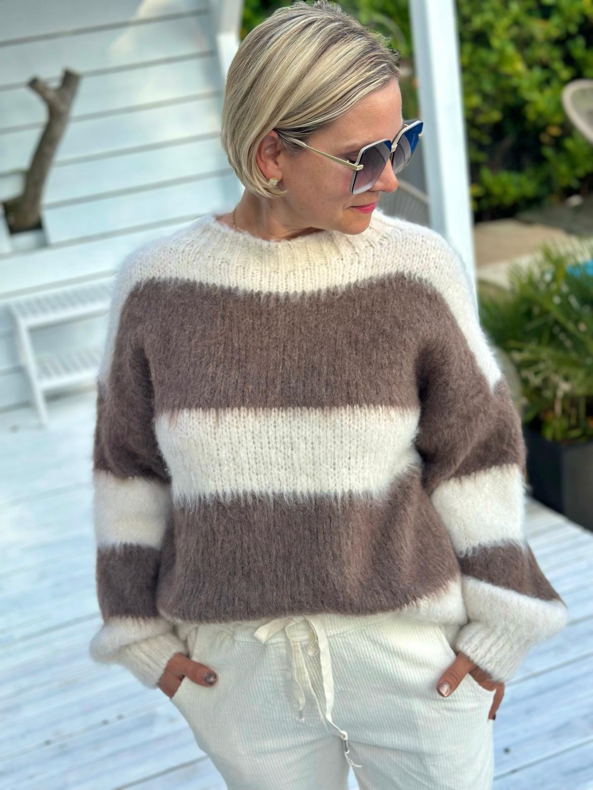 COZY STRIPES – Flauschiger Streifenpullover in Creme & Taupe
