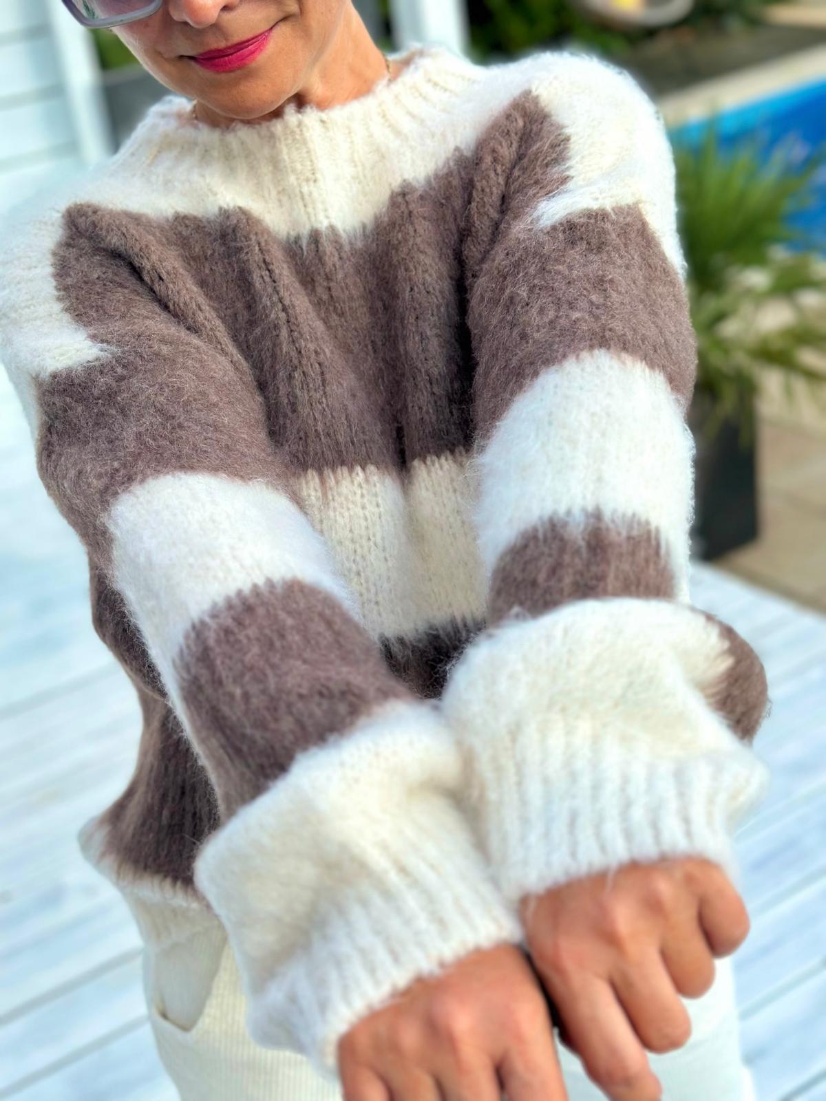 COZY STRIPES – Flauschiger Streifenpullover in Creme & Taupe