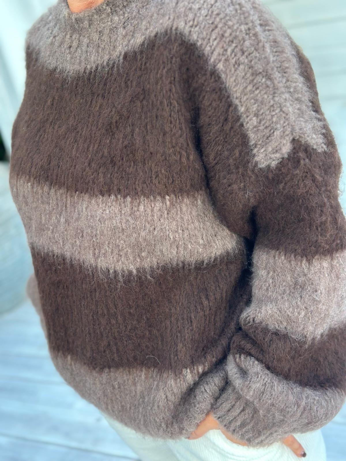 MOCHA STRIPES – Kuscheliger Streifenpullover in warmen Brauntönen